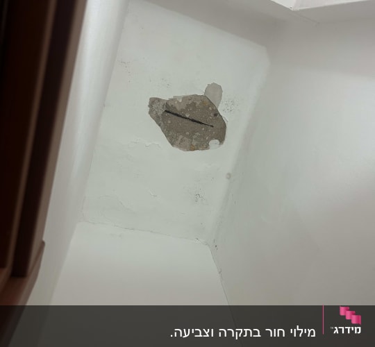תקרה עם חור ותיקון נדרש בקיר